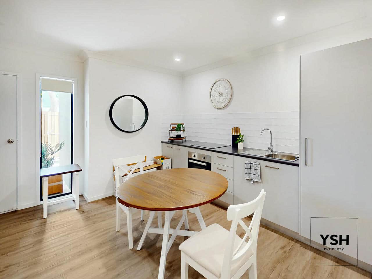Rooming House Kitchen and Dining – Common Area | 1 Blackwood Shared dining and kitchen area in rooming house unit at Blackwood Street, with modern appliances and co-living design.